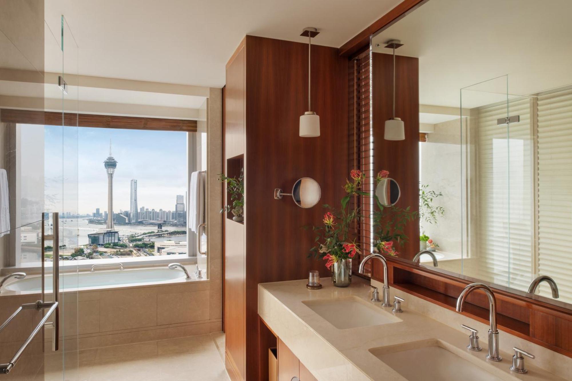 Deluxe King Room Lake View