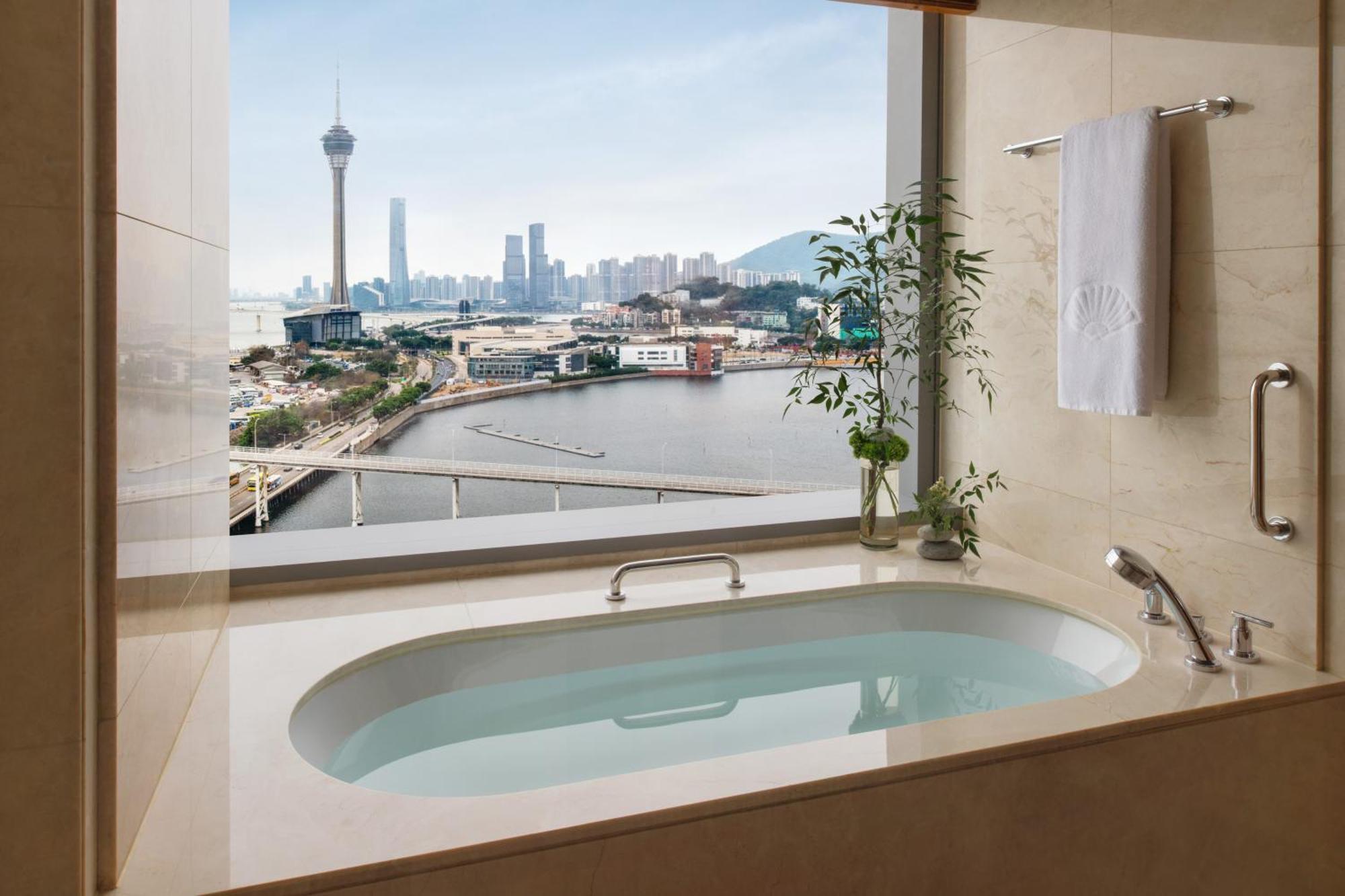 Deluxe King Room Lake View