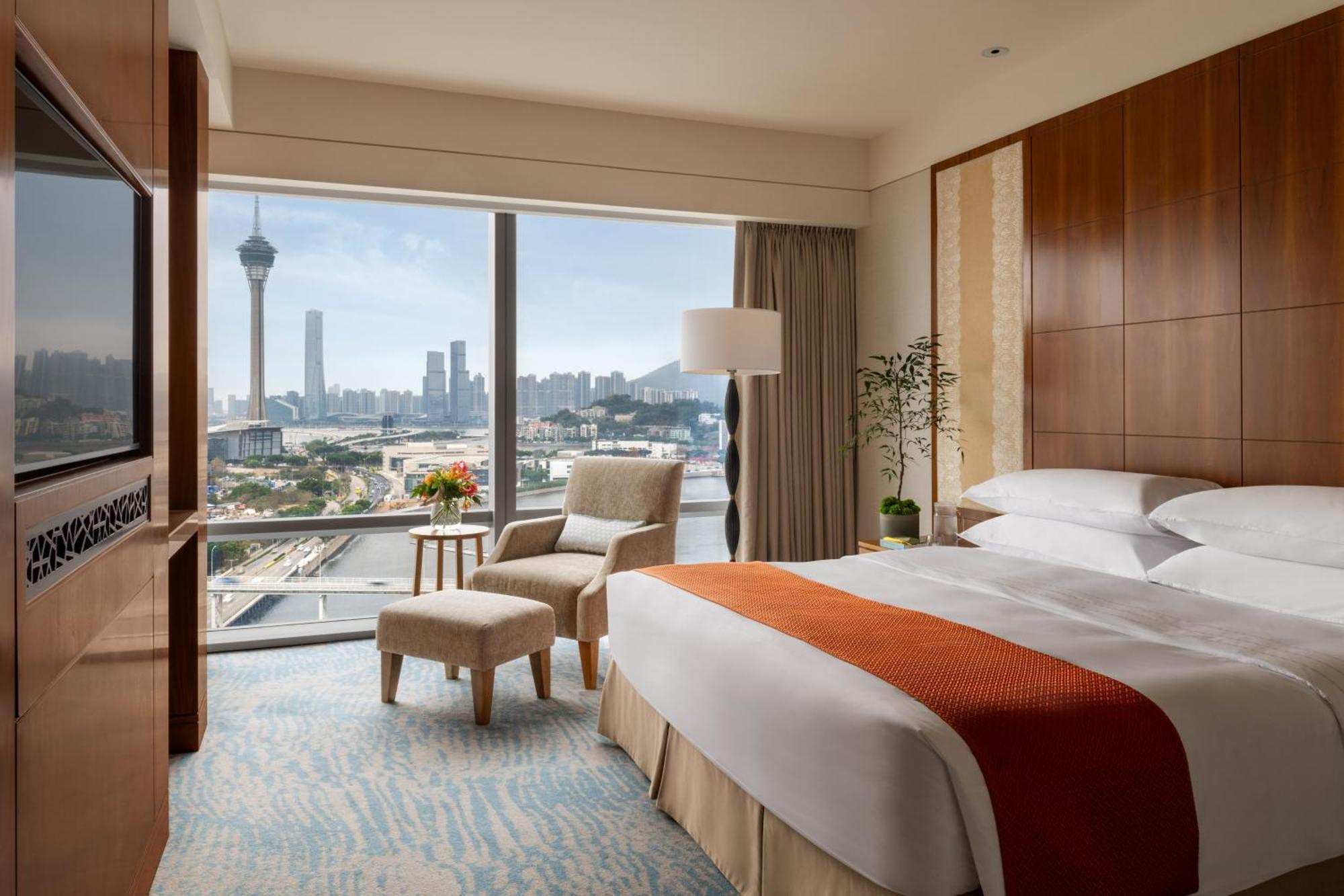 Deluxe King Room Lake View